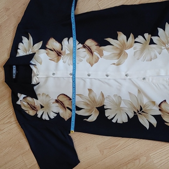 Oxide Sport Men's US L Button Down Tropical Shirt in Black, White, and Cream - Picture 5 of 8